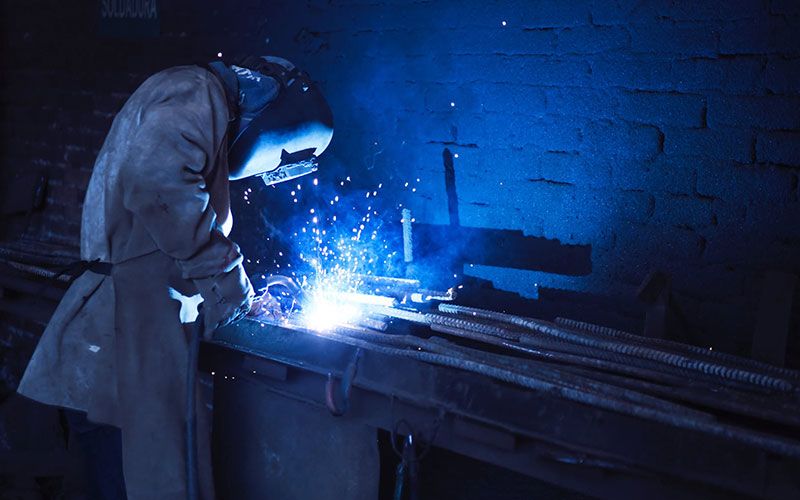 🛠️ Beneficios y cuidados de usar una careta protectora industrial en el trabajo